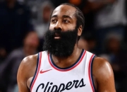 哈登绝杀时刻，爆发新星点燃赛场，刷新队史纪录迎来胜利！